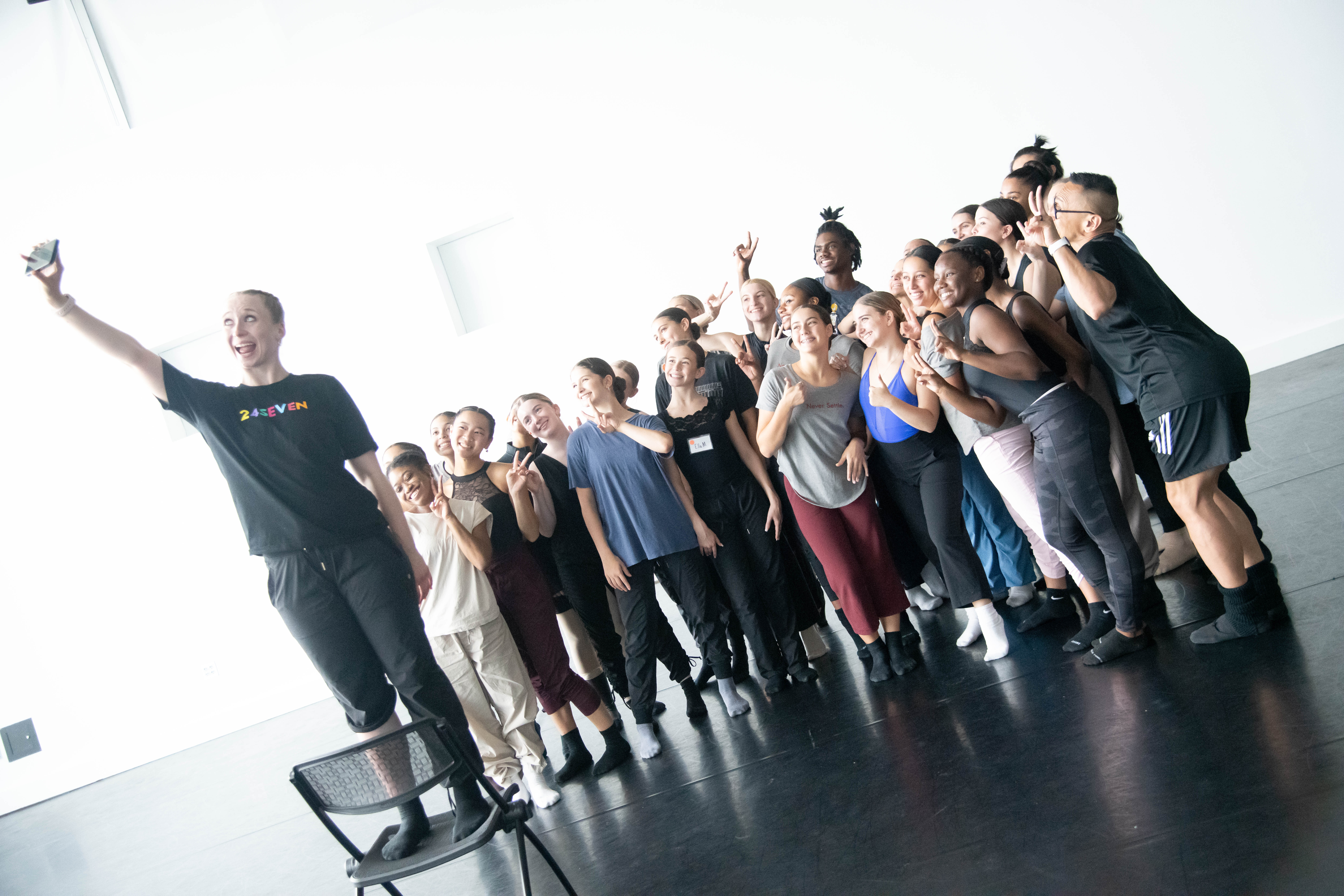 dancers-taking-selfie-img